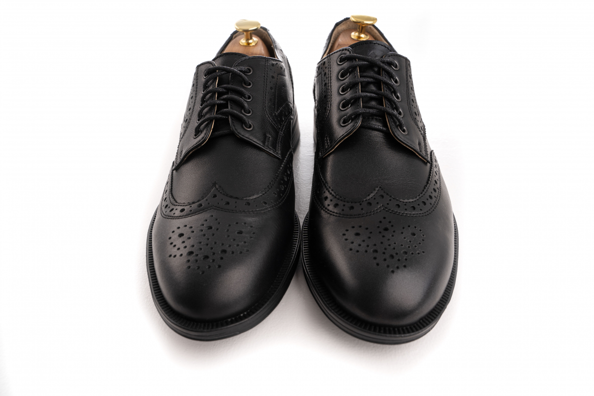 Мужская обувь дерби: стоит ли убирать, если за окном снег